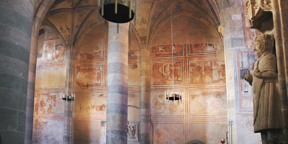 Die Skulptur Karls des Grossen vor dem Hintergrund der karolingischen Fresken