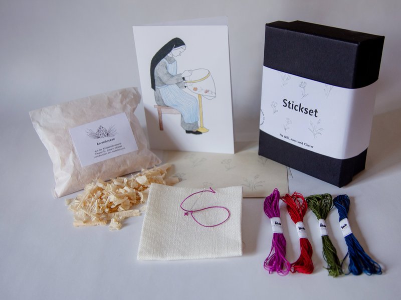 Das Stickset ist im Klosterladen oder in der Tessanda erhältlich.
