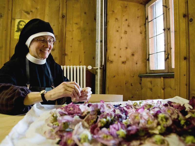 Sr-Lutgarde-mit-Produkten-aus-dem-Kloster-am Klostermarkt-in-Zürich