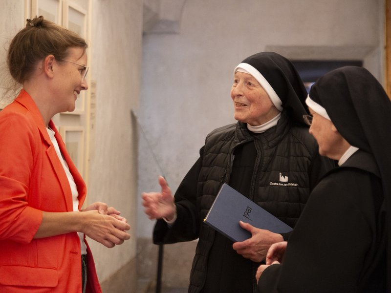 Sr. Pia Willi und Sr. Domenica im Gespräch mit Museumsleiterin Romina Ebenhöch an der Ausstellung «Pia Willi. Kunst und Kloster»