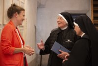 Sr. Pia Willi und Sr. Domenica im Gespräch mit Museumsleiterin Romina Ebenhöch an der Ausstellung «Pia Willi. Kunst und Kloster»