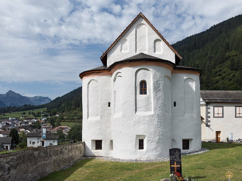 Die Heiligkreuzkapelle bedarf dringender baulicher Restaurierungsmassnahmen. Bild: Ralph Feiner