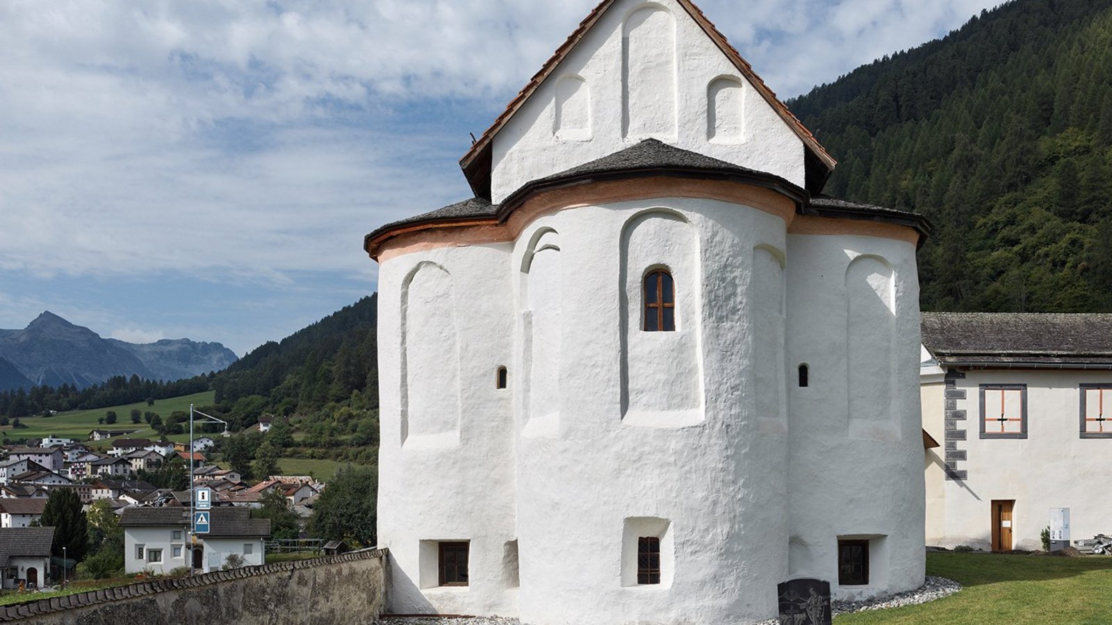 Die Heiligkreuzkapelle bedarf dringender baulicher Restaurierungsmassnahmen. Bild: Ralph Feiner