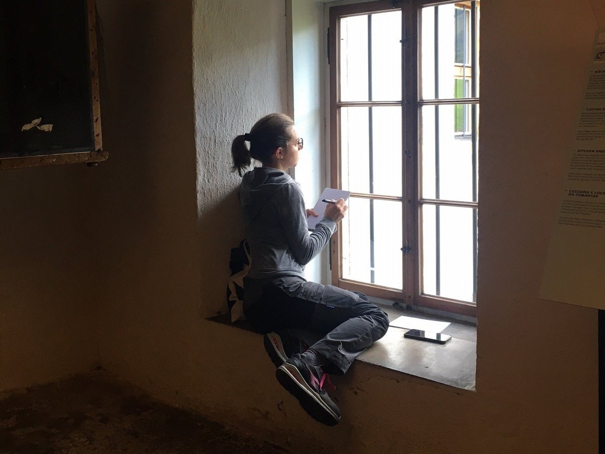 Zeichnende Teilnehmerin am Kurs 2025 im Museum und auf dem Klostergelände