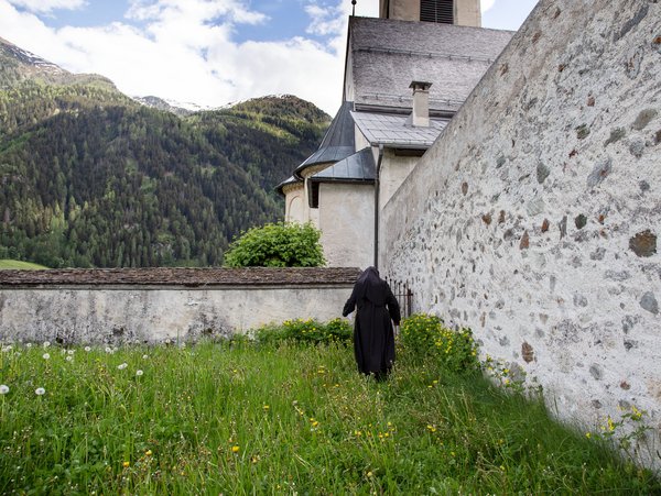 Quella nel monastero è una vita di comunità in cui preghiera, lavoro e lettura spirituale sono al servizio di Dio. Quella nel monastero è una vita di comunità in cui preghiera, lavoro e lettura spirituale sono al servizio di Dio.