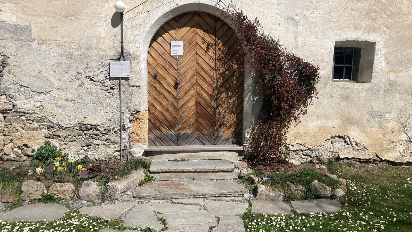 Die Klosterpforte - Einkehren in das Kloster