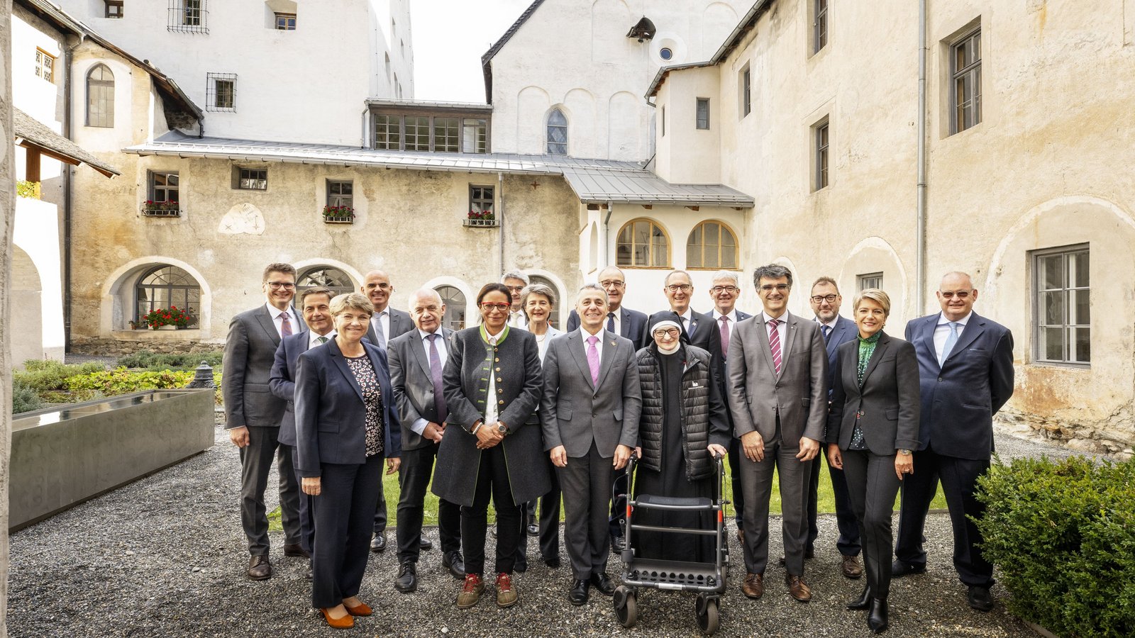 Bund, Kanton und Gemeinde treffen sich im Nordhof des Klosters St. Johann in Müstair