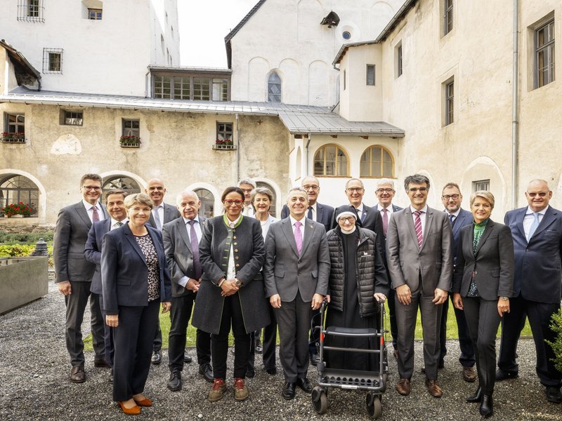 Bund, Kanton und Gemeinde treffen sich im Nordhof des Klosters St. Johann in Müstair